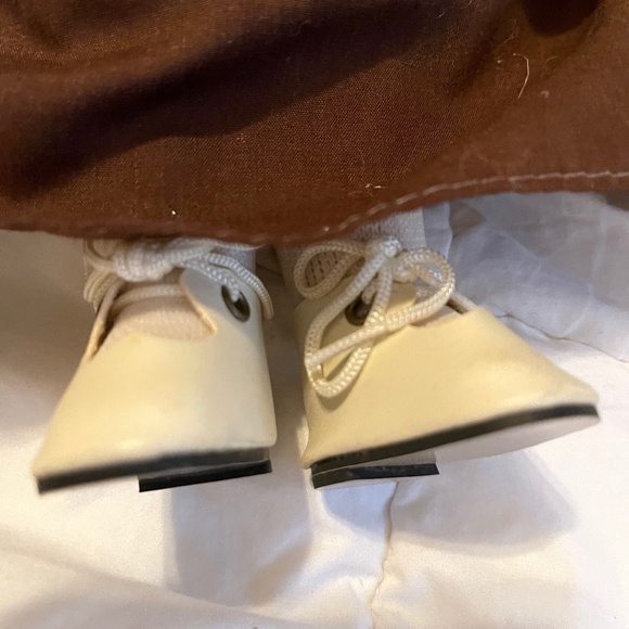 House of Lloyd 1988 Pricilla Pilgrim Doll Wearing Brown and Cream - Picture 4 of 6